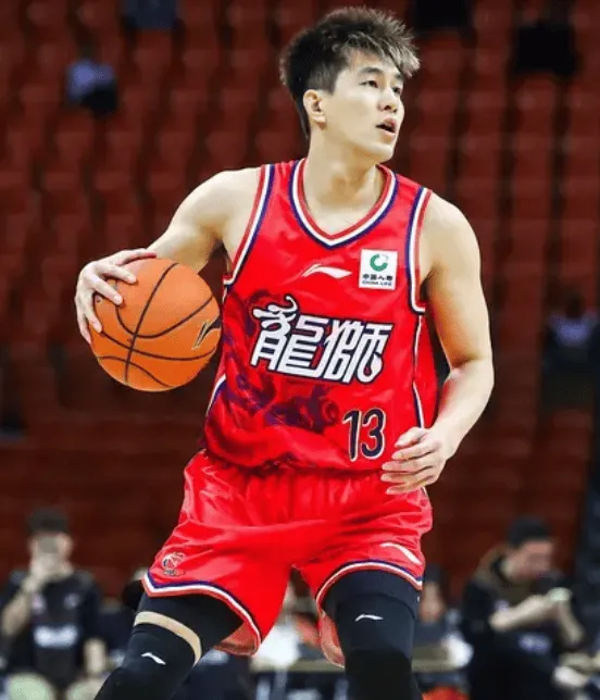 炸金花单机-郭艾伦出战15分钟，7中3得到7分1篮板2助攻